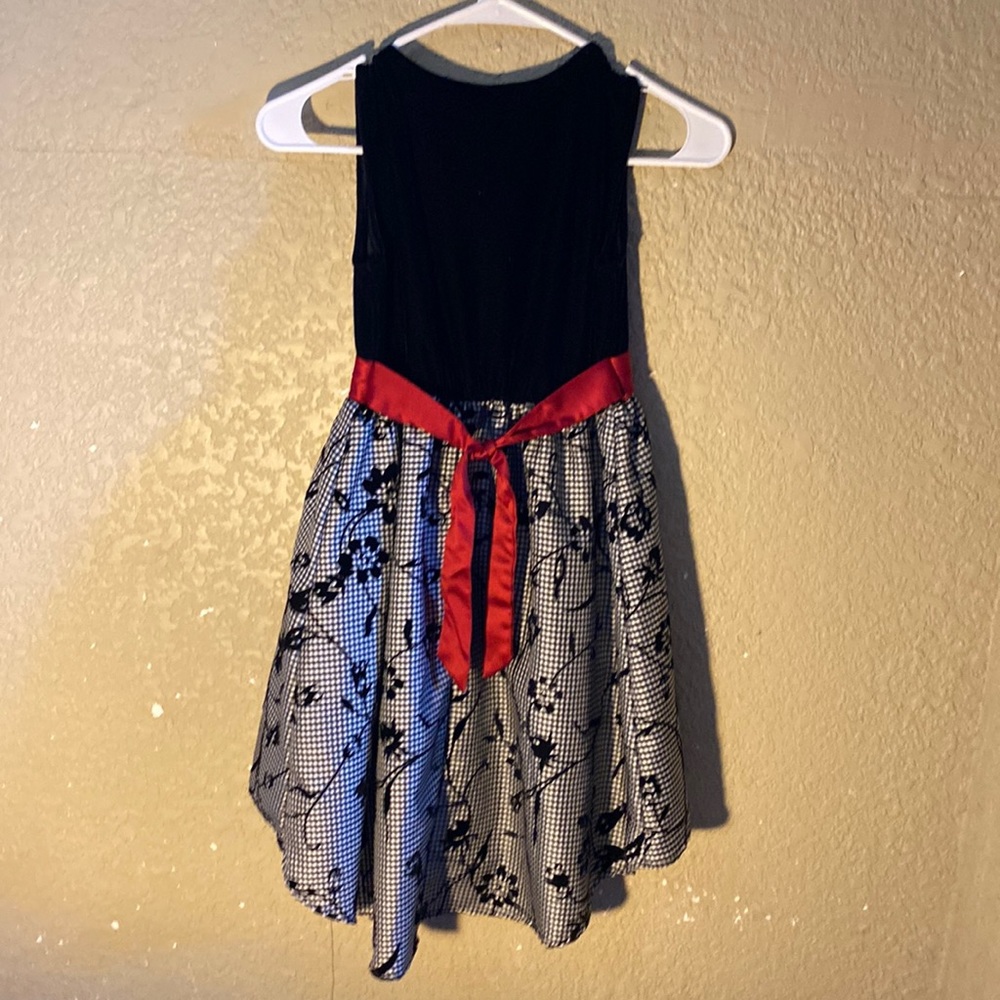 Nice flower dress bow in the front in size 8